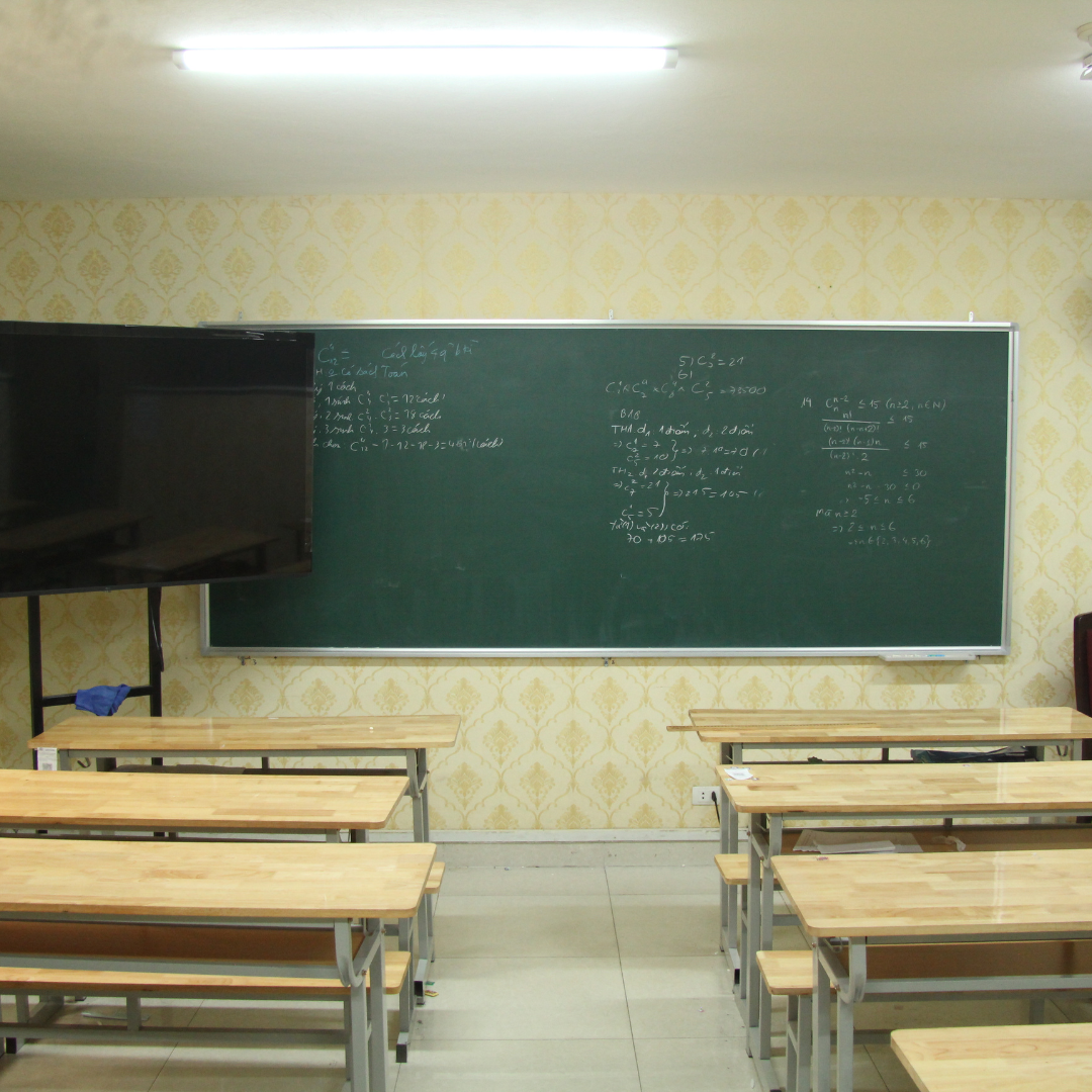 Phòng học với trang thiết bị đầy đủ hỗ trợ học tập